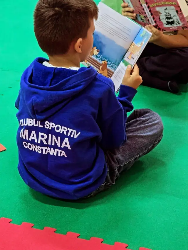 marina citeste o ora fara telefon